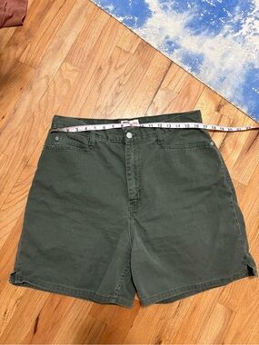 Vintage Faded Glory Dark Olive Cotton Flat Front size Large Jorts